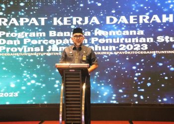 Sekda Sudirman saat memberi kata sambutan pada Rakerda Program Bangga Kencana dan Forum Koordinasi Percepatan Penurunan Stunting Tingkat Provinsi Jambi Tahun 2023, di Hotel Aston Jambi, Selasa (28/02/2023). [Foto: Diskominfo Provinsi Jambi/Agus]