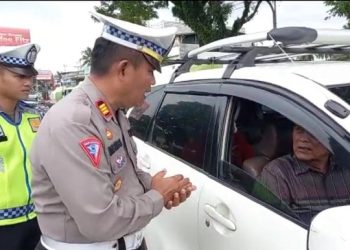 Kasat Lantas Polres Sarolangun, AKP H. Marsani, SH sedang mengatur arus Lalulintas di Sarolangun, Rabu (1/3/2023). [Dok. Aurduri.com/Wahyu]