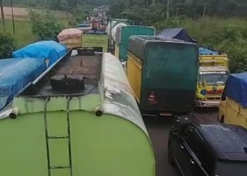 Deretan truk angkutan batu bara yang melintas di lokasi macet di Jalan Muaratembesi - Sarolangun, Rabu (1/2/2023). [Foto Aldo]