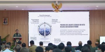 Kasad TNI, Jenderal TNI Dudung Abdurachman, saat menjadi Keynote Speaker sekaligus membuka seminar nasional dengan tema 'Pembangunan Kodam IKN Sebagai Satuan Operasional Pengaman Ibu Kota Negara Berbasis Sistem dan Instalasi Terpadu', yang digelar di Universitas Jenderal Ahmad Yani (Unjani), Cimahi, Jawa Barat, Kamis (2/3/2023). [Foto: Dispenad]