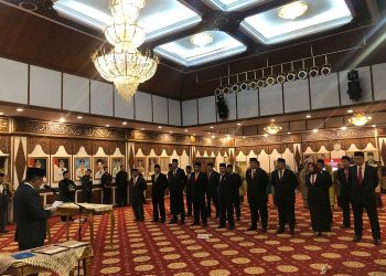 Pelantikan dan pengukuhan pejabat tinggi pratama di lingkup Pemerintah Provinsi Jambi di Rumah Dinas Gubernur Jambi, Kamis malam (2/3/2023). [Foto: BITNews.id/Hendra Putra]