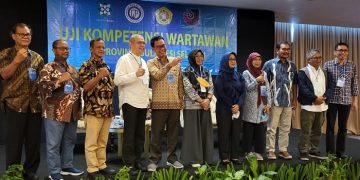 Direktur UKW UPN Veteran Yogyakarta, Susilastuti DN (keempat dari kanan) dan Ketua Dewan Pers Dr Ninik Rahayu, SH, MS (kelima dari kanan) saat menggelar UKW gratis di Makassar, 26-27 Juli 2022 lalu. [Foto: UPN Veteran Yogyakarta]
