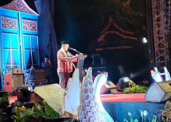 Gubernur Al Haris saat membuka JEE Tahun 2023 Disdik, di halaman Kantor Disdik Provinsi Jambi. Jumat (03/02/2023). [Dok. Fei]