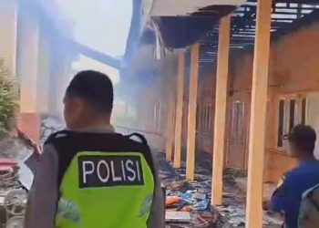 Kebakaran terjadi di Sekolah Luar Biasa (SLB) Sri Soedewi menghanguskan 7 ruangan belajar. [Foto: Tangkapan video amatir dari warga]