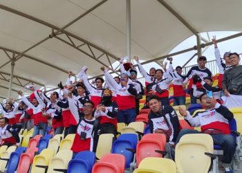Komunitas Honda Lombok bertemu dan memberikan semangat langsung kepada pebalap Astra Honda di Mandalika Racing Series 2023 (ki-ka) Veda Ega Pratama, Rheza Danica, dan Herjun Atna Firdaus pada Jumat (3/3/2023). [Foto AHM]