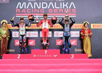 Pebalap Astra Honda Racing Team (AHRT), Rheza Danica Ahrens, saat naik podium ajang Mandalika Racing Series di Pertamina Mandalika International Street Circuit, Sabtu (4/3/2023). [Foto AHM]