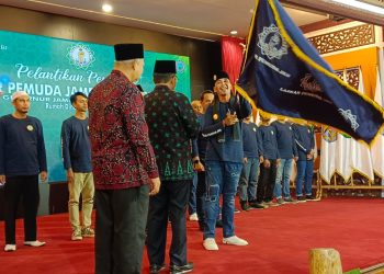 Penyerahan bendera pataka oleh Wagub Abdullah Sani kepada Havisi Alatas di ruang Auditorium Rumah Dinas Gubernur, Sabtu (4/3/2023) malam. [Foto: Aurduri.com/Arwin]
