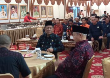 Wakil Gubernur Jambi, Abdullah Sani dalam kegiatan pelantikan sekaligus mengukuhkan pengurus Laskar Pemuda Jambi Kota Seberang (JKS) masa khidmat 2023-2026, bertempat di Auditorium Rumah Dinas Gubernur Jambi, Sabtu (04/03/2023) malam. [Foto: Aurduri.com/Ega]