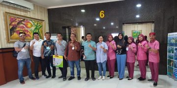 Kapolda Jambi dan ajudannya berfoto bersama para perawat, dokter dan pihak Rumah Sakit Polri setelah diperkenankan untuk pulang ke rumah, Minggu (5/3/2023). (Foto Humas Polda Jambi)