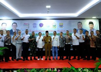 Wakil Gubernur Jambi, Abdullah Sani Foto bersama usai Musda DPD Organda Provinsi Jambi di Hotel O2 Weston Kota Jambi, Senin (6/3/2023). [Dok. Bitnews.id/Hendra]