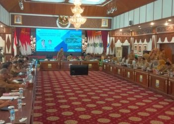 Al Haris saat pimpin Rapat Evaluasi Kinerja OPD dilingkup Pemprov Jambi di Auditorium Rumah Dinasnya, Senin (6/3/2023) Pagi. [Dok. Aksara24.id/SA]