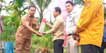 Sekda Sapril saat menghadiri Pemasangan Patok Kantor Desa Kota Kandis Kecamatan Dendang Kabupaten Tanjab Timur, Jumat (3/2/23). [Dok. Aurduri.com/Arwin]