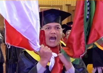 Bripka Rahmada Akbari, SE saat mengikuti prosesi wisuda Universitas Muhammadiyah Jambi di di Gedung Abadi Convention Center (ACC), Selasa (07/3/23). [Dok. Aurduri.com]