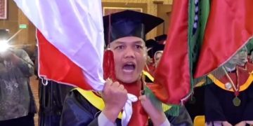 Bripka Rahmada Akbari, SE saat mengikuti prosesi wisuda Universitas Muhammadiyah Jambi di di Gedung Abadi Convention Center (ACC), Selasa (07/3/23). [Dok. Aurduri.com]