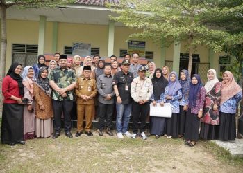 Momen Foto Gubernur Jambi, Al Haris bersama guru di SMAN 12 dan SMAN 6 Kabupaten Sarolangun, Kamis (9/3/2023). [Foto: Aurduri.com/Reza]