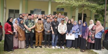 Momen Foto Gubernur Jambi, Al Haris bersama guru di SMAN 12 dan SMAN 6 Kabupaten Sarolangun, Kamis (9/3/2023). [Foto: Aurduri.com/Reza]