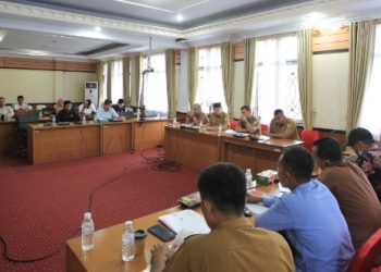 Anggota DPRD Tanjab Timur saat melaksanakan Audiensi bersama Warga Kelurahan Parit Culum I di Gedung Serba Guna DPRD Tanjab Timur, Selasa (24/1/2023). [Dok. Aurduri.com/Syapri]