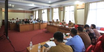 Anggota DPRD Tanjab Timur saat melaksanakan Audiensi bersama Warga Kelurahan Parit Culum I di Gedung Serba Guna DPRD Tanjab Timur, Selasa (24/1/2023). [Dok. Aurduri.com/Syapri]