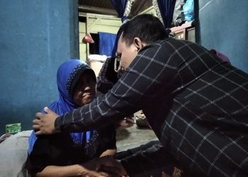 Relawan Romi Hariyanto saat mendatangi kerumah orangtua korban dirumah keluarga korban yang berada di Jalan Garuda 1, Lapangan Langit Biru, Kelurahan Tanjung Sari, Kecamatan Jambi Timur, Kota Jambi, Jumat (10/03/2023). [Foto: Al Hakim]