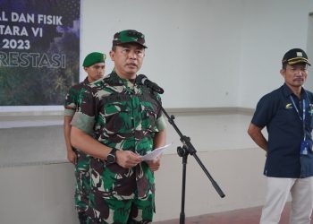 Kasiops Kasrem, Kolonel Inf Ibnu Suharmanto saat mmeberi sambutan pada upacara penutupan Latihan Pembinaan Mental dan Disiplin Karyawan PTPN VI Jambi Tahun 2023 bertempat di GSG Satri Wibawa Kompi Bantuan Yonif R 142/KJ, Jambi, Sabtu (11/03/2023). [Dok. Penrem 042/Gapu-Hatta]