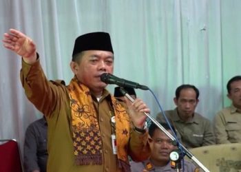 Gubernur Jambi, Al Haris menyampaikan kata sambutan saat berkunjung Kecamatan Batang Asai, Kamis (9/3/23). [Foto: Diskominfo Provinsi Jambi/Erik]