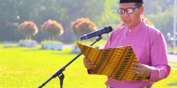 Ketua DPRD Kabupaten Tanjung Jabung Timur, Mahrup saat membacakan Teks Hasil Kongres Rakyat Provinsi Jambi di halaman Upacara Kantor Bupati Tanjab Timur, Jumat, (06/01/2023).[Dok. Aurduri.com/Arwin]