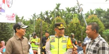 Ketua DPRD Tanjab Timur Mahrup (Kiri) sedang berbincang dengan Kapolres Andi Ichsan (tengah) dan Bupati Romi Hariyanto (kanan). [Dok. Aurduri.com/Arwin]
