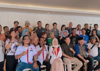 Momen foto bersama pertemuan anggota DPC HBB Kota Jambi di Soedirman Cafe, Senin (13/3/2023). [Dok. DPC HBB Kota Jambi]