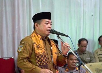 Gubernur Al Haris saat memberi sambutan pada kunjungannya di Batang Asai Provinsi Jambi, Kamis (9/3/2023). [Foto: Diskominfo Provinsi Jambi/Erik]