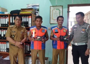 Penyerahan bantuan Rompi dan lampu lalu lintas kepada relawan, Selasa (14/03) 2023). [Foto: Humas Polda Jambi/Alam]
