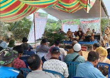 Gubernur Jambi Al Haris mendampingi Brigjen TNI Ludi Prastyono saat melakukan pengecekan lapangan. [Foto: Riki]