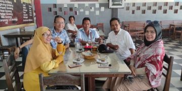 Pengurus DPC PJS Beltim saat bersama Komisioner KI Babel saat berada di Beltim, Selasa (14/04/2023). [Foto: PJS Beltim]