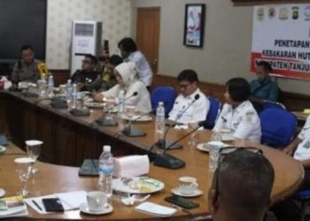 Ketua DPRD Tanjabtim, Mahrup saat mengikuti rakor Penetapan status siaga darurat bencana Karhutla diruang rapat Aula kantor Bupati Tanjab timur, Rabu (8/3/2023). [Dok. Aurduri.com/Arwin]