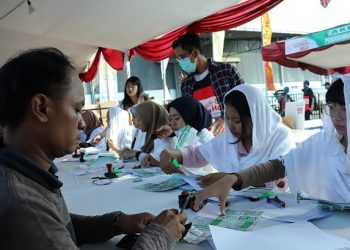 Konsumen sepeda motor Honda berpartisipasi mengikuti program Mudik dan Balik Bareng Honda (MBBH) yang diselenggarakan di tahun 2019. [Foto: AHM]