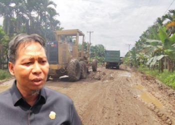 Ketua DPRD Kabupaten Tanjab Timur, Mahrup saat meninjau ruas jalan vital yang ada di Kabupaten Tanjab Timur, Minggu (12/03/2023). [Dok. Aurduri.com/Arwin]