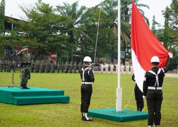 Kasrem 042/Gapu, Kolonel Inf Ali Aminudin, S.E., M.M., pimpin Upacara bendera di Makorem Kel. Sungai Putri Jumat (17/3/2023). [Dok. Penrem 042/Gapu]