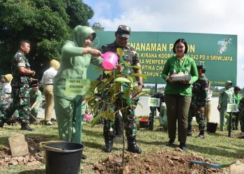 Kegiatan Bakti Sosial penghijauan dengan menaman pohon di Makorem 042/Gapu, Sabtu (18/3/2023). [Dok. Penrem 042/Gapu-Hatta]