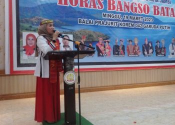 Ketua DPC HBB Kota Jambi, Ika Saragih menyampaikan kata sambutan dalam pelantikan Organisasi HBB tingkat DPD dan DPC Jambi bertempat di Gedung Balai Prajurit Korem 042/Garuda Putih, Minggu (19/3/2023). [Foto Rafli]