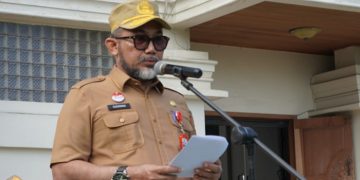 Sekda saat pimpin Apel Rutin Senin ASN di Lapangan Dalam Kantor Gubernur Jambi, Senin (20/03/2023). [Foto: Diskominfo/Novriansah]