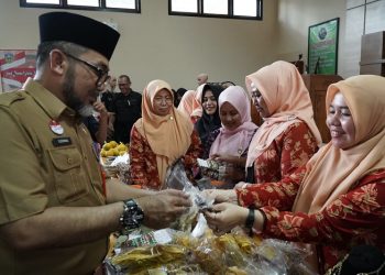 Sekda) Provinsi Jambi, Sudirman pada Pembukaan Bazar Ramadan 1444 H DWP Provinsi Jambi Tahun 2023 di Kantor Sekretariat DWP, Senin (20/03/2023). [Foto: Diskomifo/Harun]