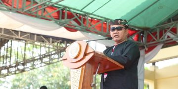 Kasad Jenderal TNI Dr. Dudung Abdurachman saat membuka dan menyaksikan Lomba Karapan Sapi Piala Kasad Tahun 2023 di Lapangan Kerapan Sapi H. R.P. Moh. Noer Bangkalan, Madura, Senin (20/03/2023). (Dok. Dispenad)