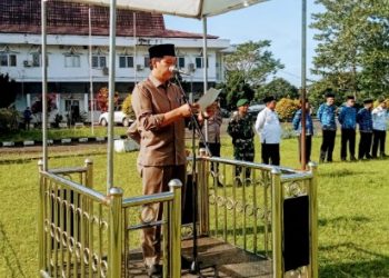 Ketua DPRD Mahrup saat menyampaikan sambutannya Pada HUT Ke - 73 Sat Pol PP dan HUT Damkar Ke - 104 di lapangan Kantor Bupati, Bukit Benderang, Senin, (20/03/23). [Dok. Aurduri.com/Arwin]