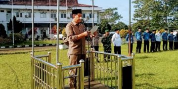 Ketua DPRD Mahrup saat menyampaikan sambutannya Pada HUT Ke - 73 Sat Pol PP dan HUT Damkar Ke - 104 di lapangan Kantor Bupati, Bukit Benderang, Senin, (20/03/23). [Dok. Aurduri.com/Arwin]