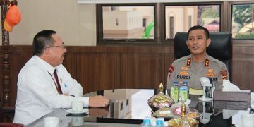 Kapolda Jambi, Irjen Pol. Rusdi Hartono bersama Kepala Kanwil DJP Jambi di Ruang Kerja Kapolda Jambi Senin, (20/03/2023) [Dok. Humas Polda Jambi]