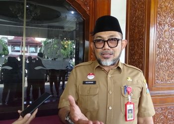 Sekda Sudirman saat diwawancarai uasai membuka Rakor Kependudukan Dan catatan Sipil di di Auditorium Rumah Dinas Gubernur Jambi, Senin (20/03/2023). [Foto: Ardi Susianto]