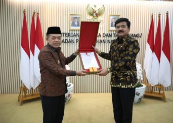 Al Haris saat Terima menerima dokumen persetujuan subtansi RTRW Provinsi Jambi 2023-2043 dari Menteri ATR Marsekal (purn) Dr. Hadi Tjahjanto. S. Ip. [Dok. Riki - Serampas]