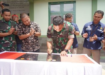 Dandrem 042 Gapu Brigjen TNI Supriono Menandatangani Gerai Koramil 419-05,Tanjabtim Prov Jambi, Selasa (21/3/2023). [Foto: Penrem 042/Gapu-Hatta]