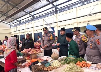 Polres Batanghari bersama Tim Pengendalian Inflasi Daerah (TPID) Kabupaten Batanghari melakukan inspeksi mendadak (Sidak) di Pasar Kramat Tinggi, Muara Bulian, Selasa (21/3/2023). [Foto: Loadry Apryaldo]