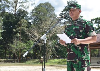 Kasi Ops Kasrem 042/Gapu, Kolonel Inf Ibnu Suharmanto saat menyampaikan kata sambutan pada Upacara Penutupan Latihan dan Pembentukan TRC Satgas Karhutla di Bumi Perkemahan Muaro Jambi, Selasa (21/03/2023). [Dok. Penrem 042/Gapu-Hatta]