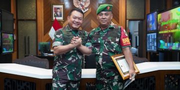 Kasad Jenderal TNI Dr. Dudung Abdurachman Berikan Penghargaan kepada Serka Sunardi di Ruang Tamu Kasad, Mabesad, Jakarta, Selasa (21/3/2023). [Dok. Dispenad]
